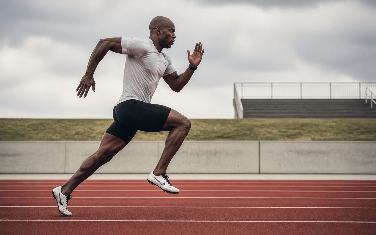 Volwassen atleet boven de dertig in volle sprint